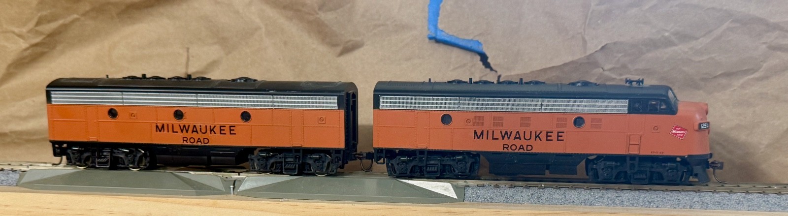 HO Scale Milwaukee Road F7A + Dummy B Unit – Stewart/Kato Drive – Kadee Couplers