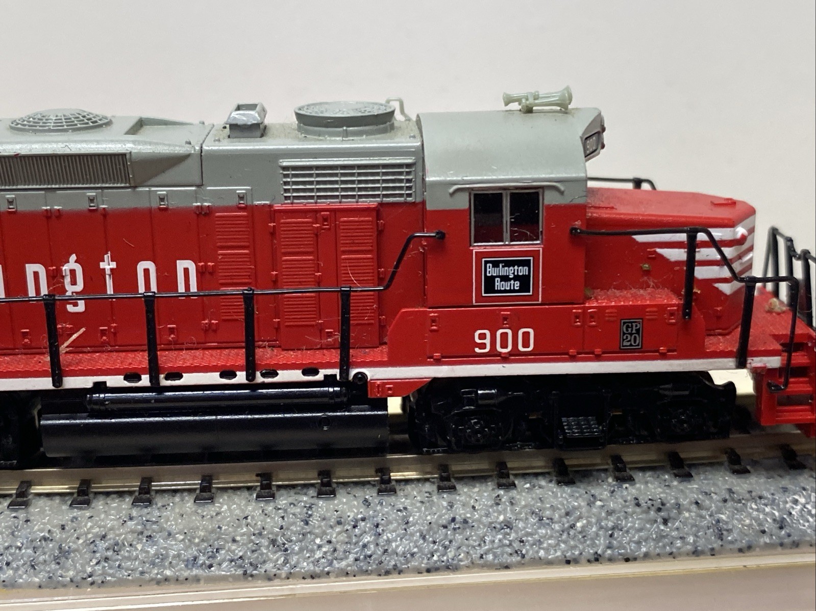 Read Life-Like N Scale Burlington Route GP20 Low Nose 900 Red CB&Q Not Orig Box