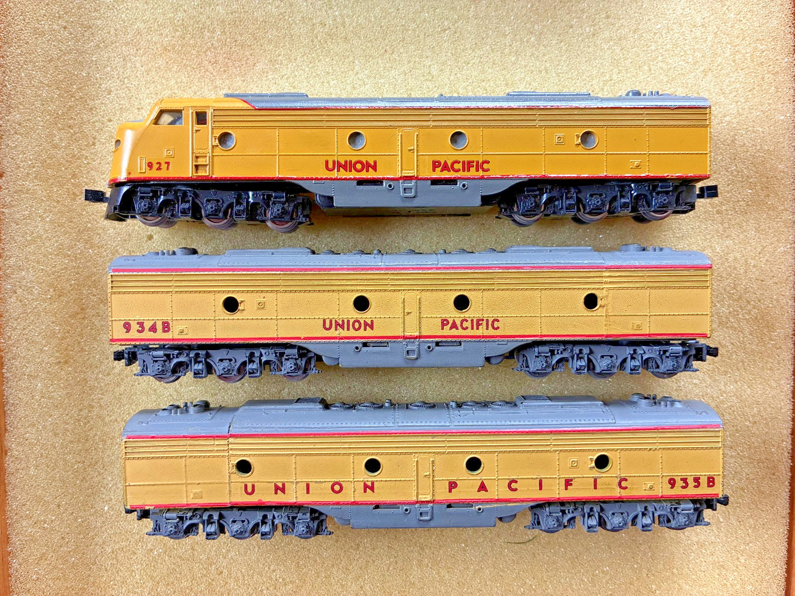 CON-COR N-SCALE EMD,E8 SET A&B + B UNITS (B DUMMY) UNION PACIFIC #927,#934B,935B