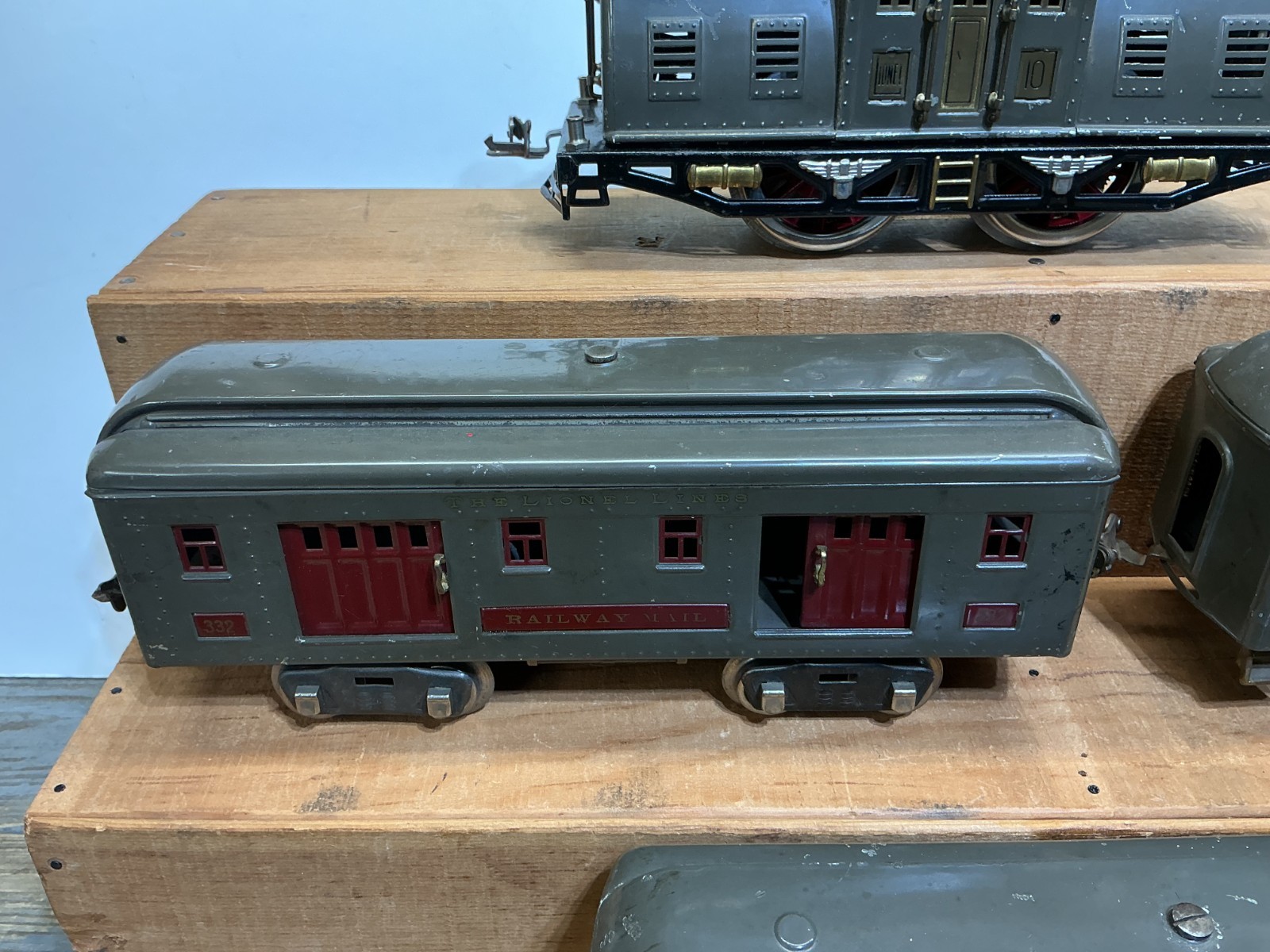 Lionel Standard Gauge #10 ENGINE and 3 Passenger Cars RUNS GOOD