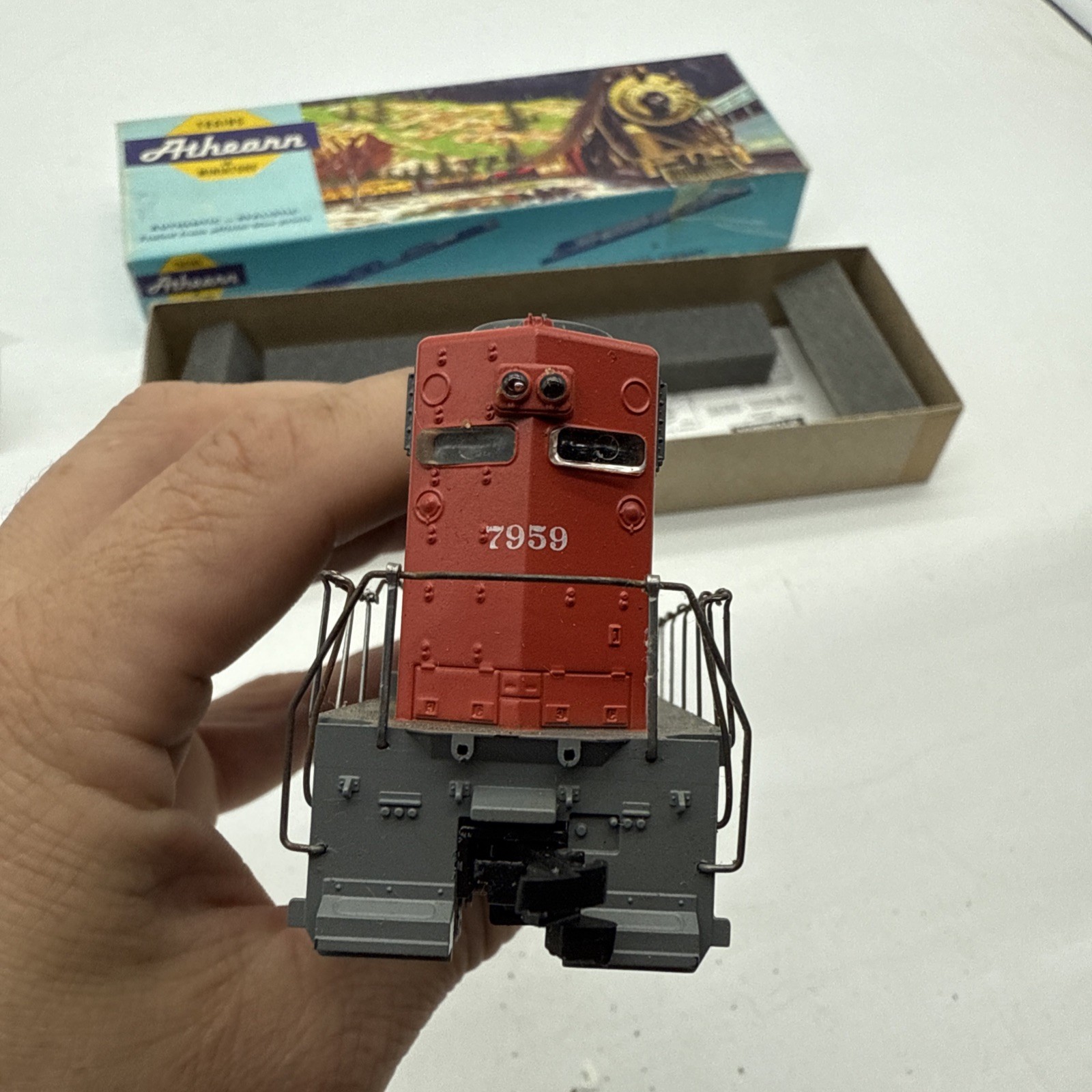 Athearn HO EMD GP40-2 Locomotive Southern Pacific #7959 Powered Engine Train