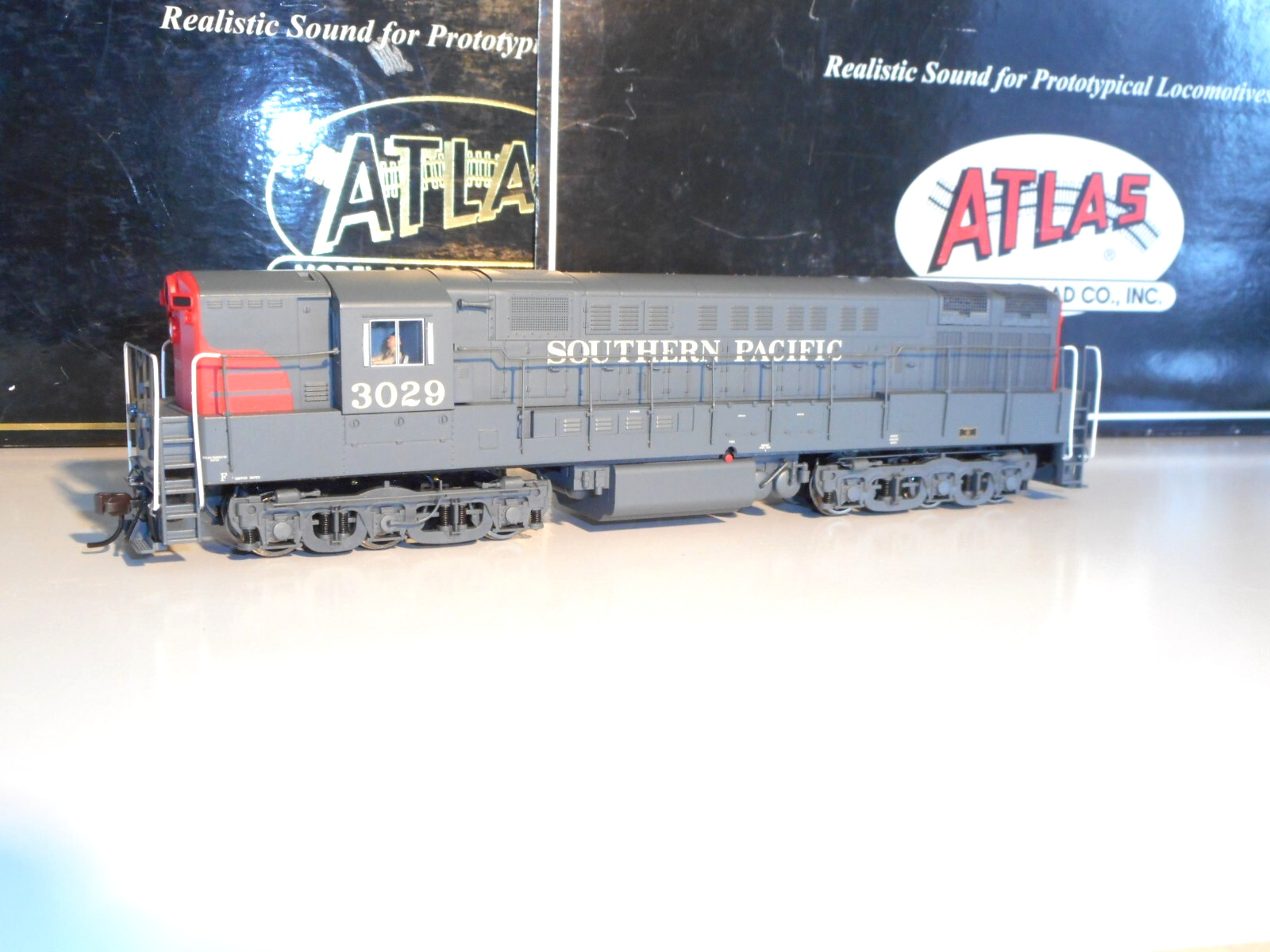 Atlas 7724 DCC & QSI Sound, Southern Pacific Co-Co #3029. As New cond. HO.Boxed