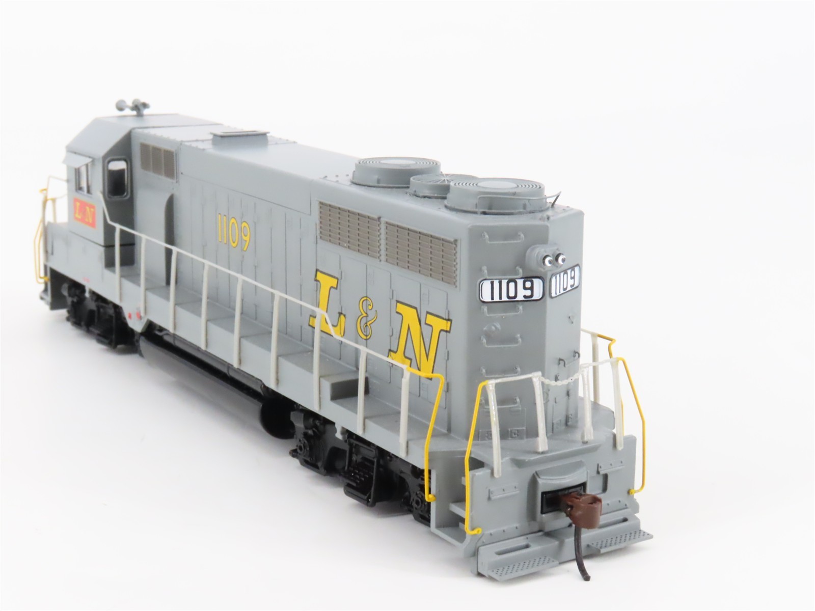 HO Scale Athearn L&N Louisville & Nashville GP35 Diesel #1109 – UNPOWERED