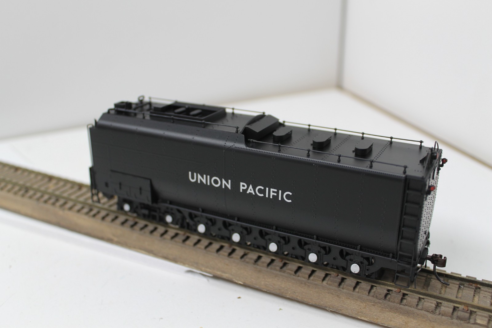Athearn Genesis 97224 HO Scale 4-6-6-4 Challenger UP 3710 w/Sound Union Pacific