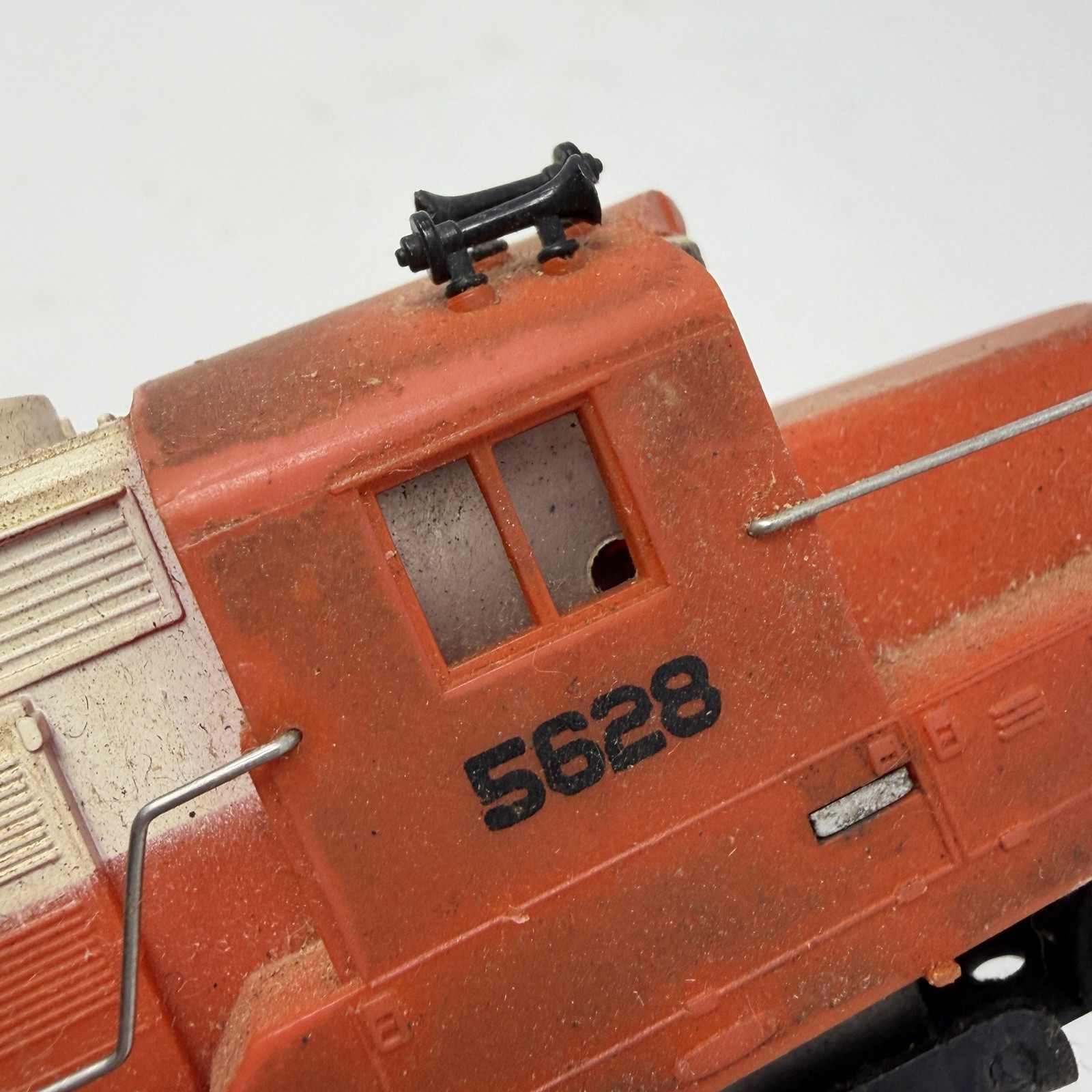 Tyco Mantua HO Scale Illinois Central EMD GP20 Diesel Locomotive Engine 5628 USA