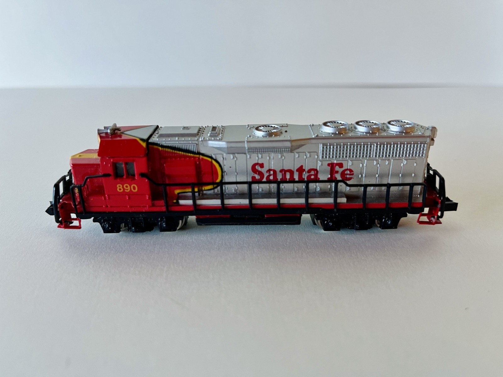 Vintage 1980s Bachmann N Scale Santa Fe 890 Locomotive