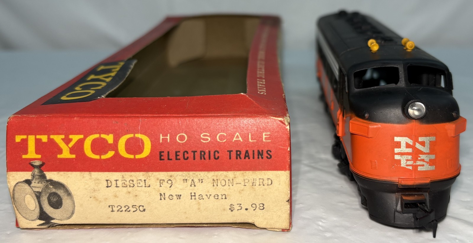 Tyco T225G New Haven F9 Non-Powered Diesel Locomotive HO EX