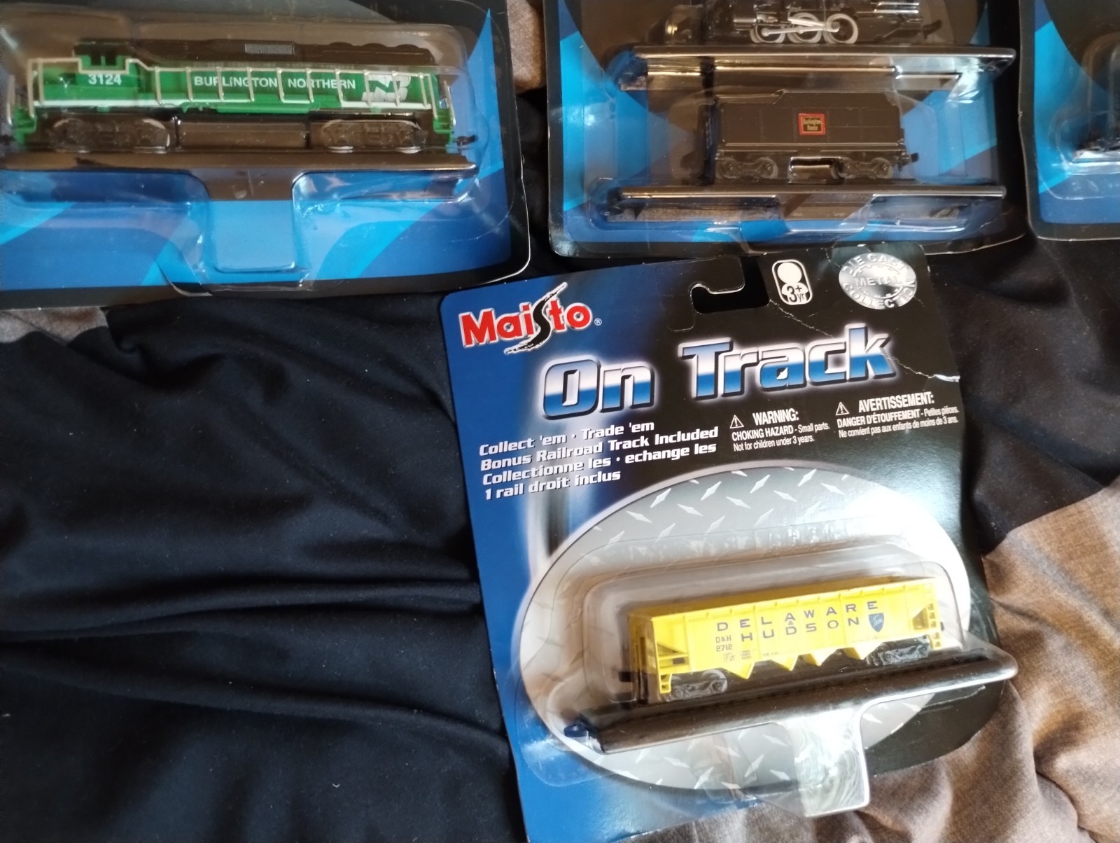 Maisto On Track Die-Cast Train with Track Burlington Northern Engine Lot Of 7