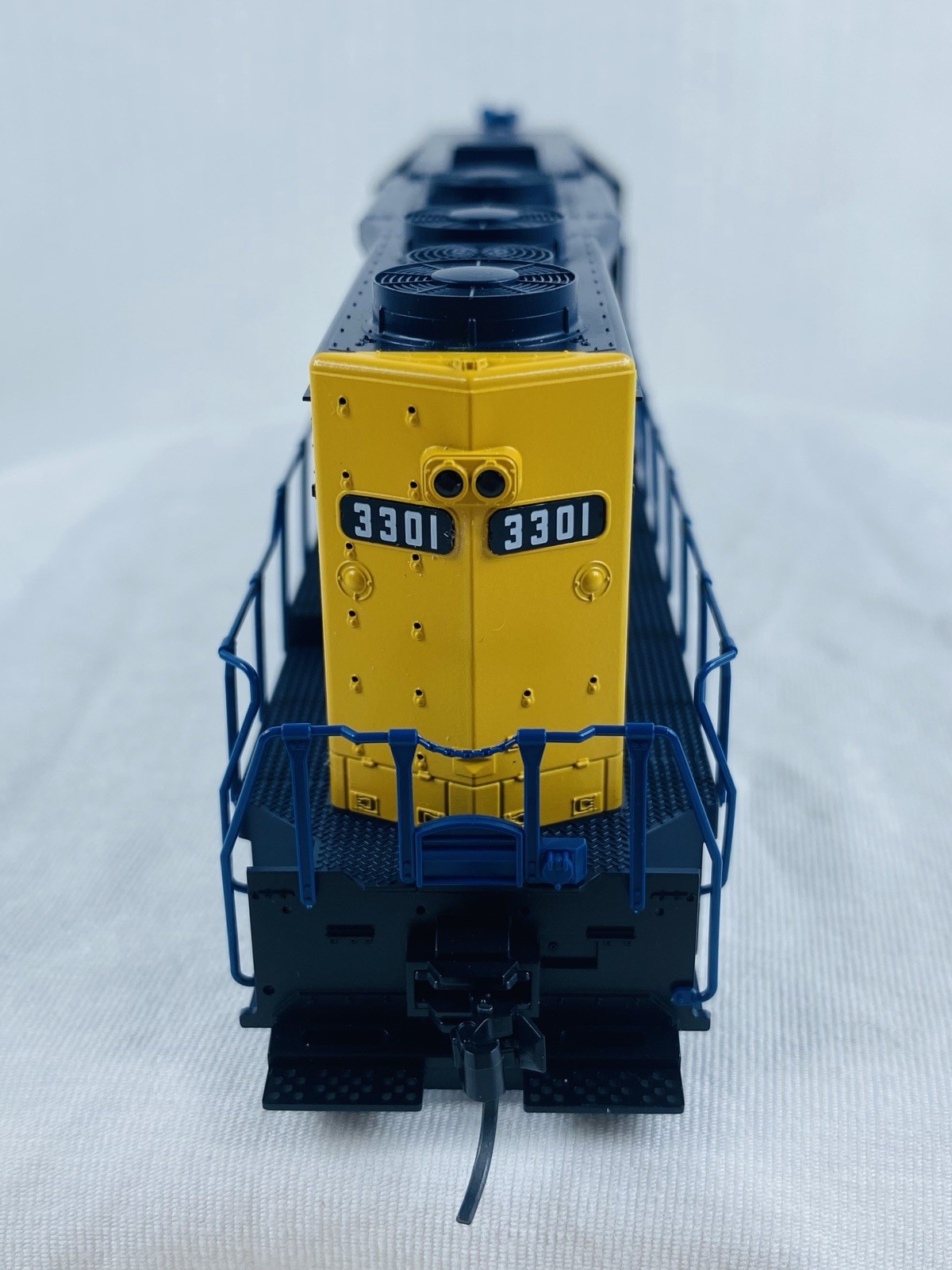 Kato HO Scale 37-3021 with DB EMD GP35 Phase Ia AT&SF Dress Blue 3301 Locomotive