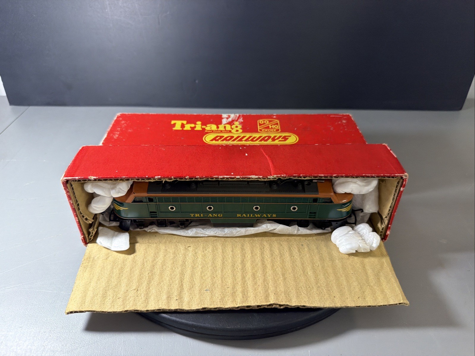 TRIANG RARE R.257 TWO TONE GREEN LOCO WITH BOX. F.3