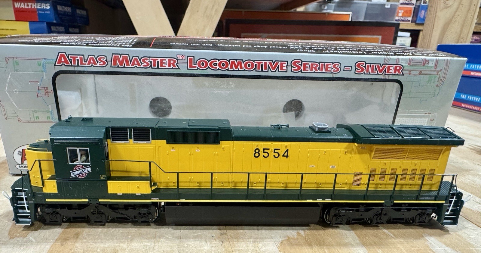 Atlas HO Silver Series C&NW Chicago & North Western Dash 8 #8554 New DCC Ready