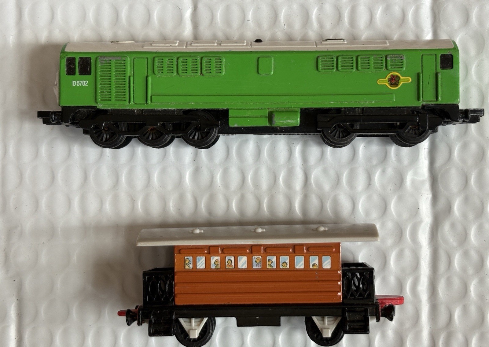ERTL Thomas & Friends Diesel Locomotive D5702 HO Gauge with Passenger Car