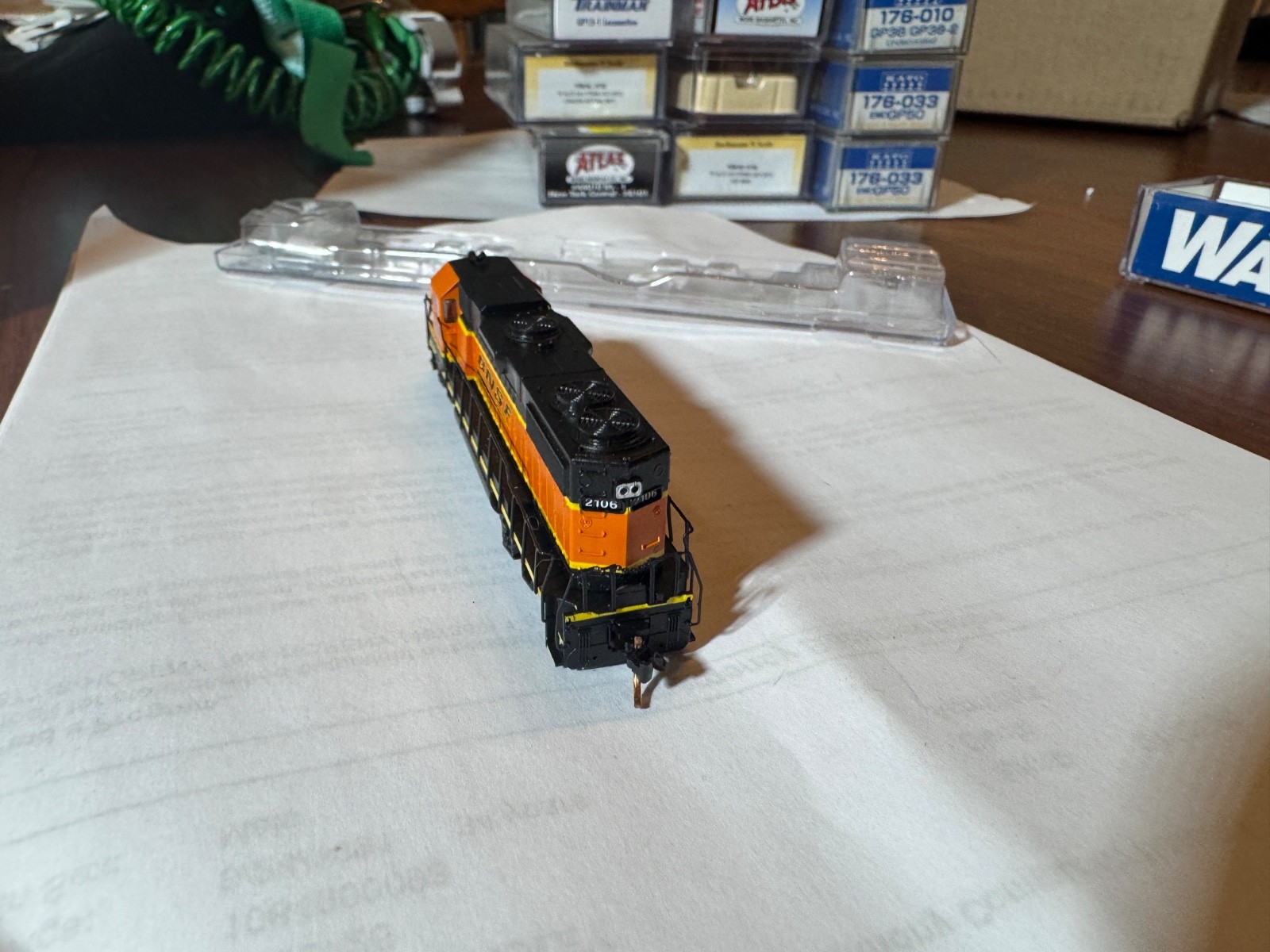 Walthers N 929-50302 EMD GP38-2 BNSF 2106 DCC READY