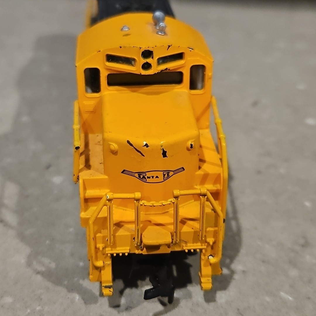 MODEL POWER GP9 Diesel Locomotive, SANTA FE Blue & Yellow Rd# 3779 TESTED!