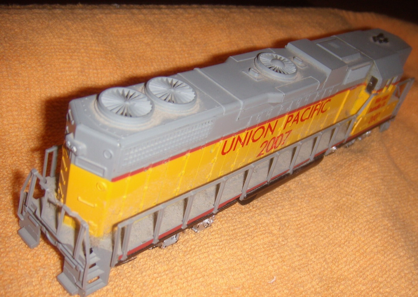 HO Union Pacific GP38-2 Hi Nose EMD Diesel Locomotive #2007 – Tested & Running