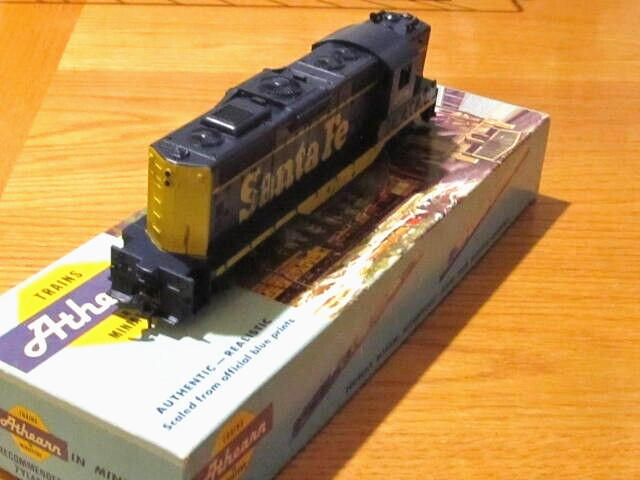 Superb ATHEARN HO “Santa Fe” GP9 powered engine … mint condition … one owner