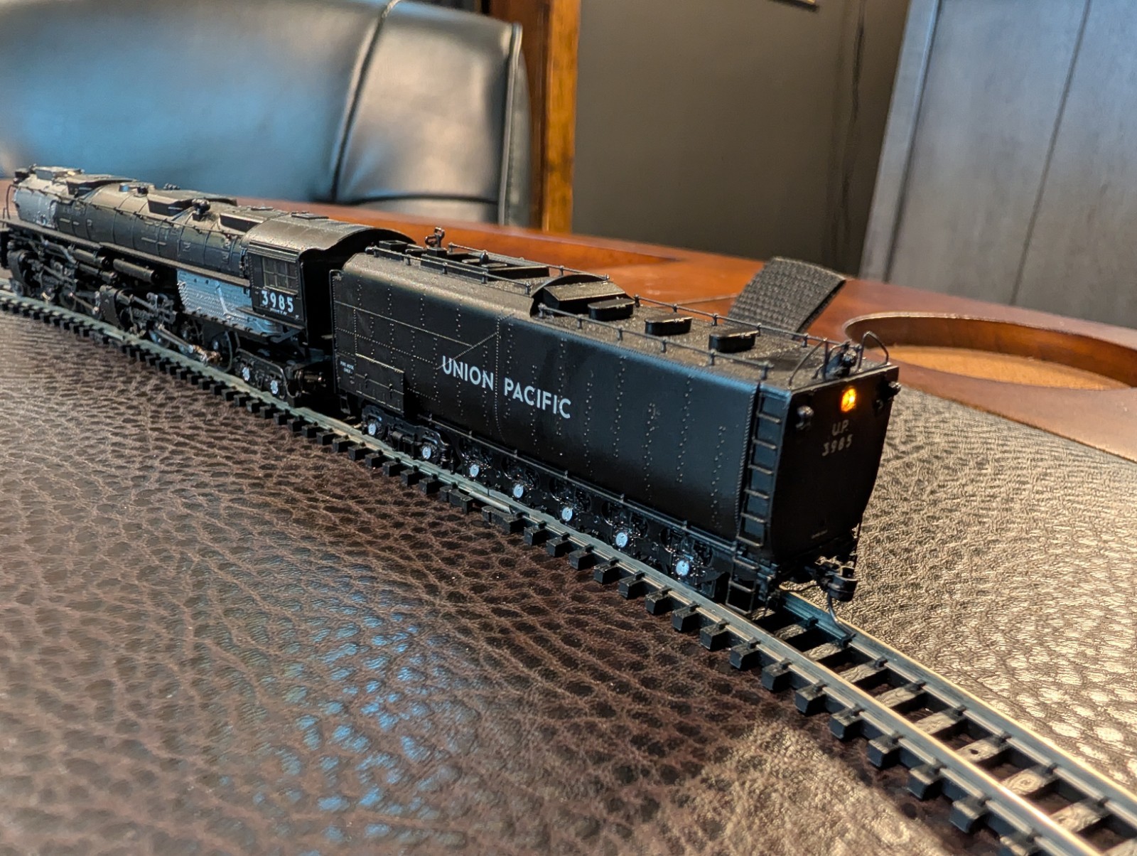 Athearn Genesis UP Union Pacific Challenger 3985 4-6-6-4 N Scale DCC Sound 22923