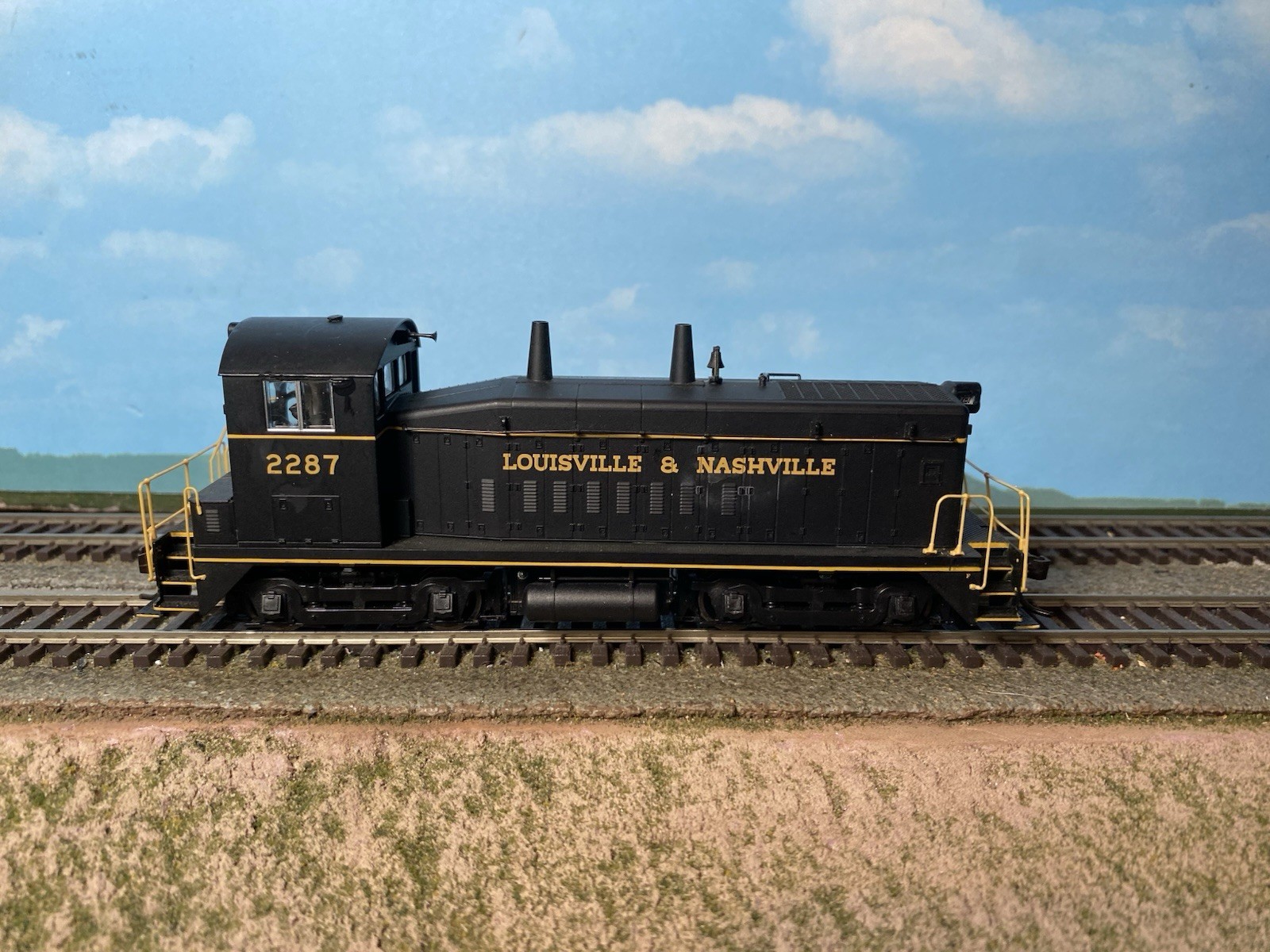 HO LL Proto 2000 EMD SW-9 Louisville & Nashville. Nicely Running. KD,s **READ**