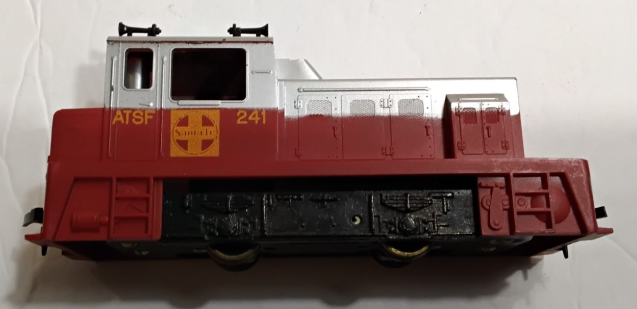 Tyco HO Scale Sante Fe Deisel Switcher Powered Train Engine with Lights, L@@K!!!