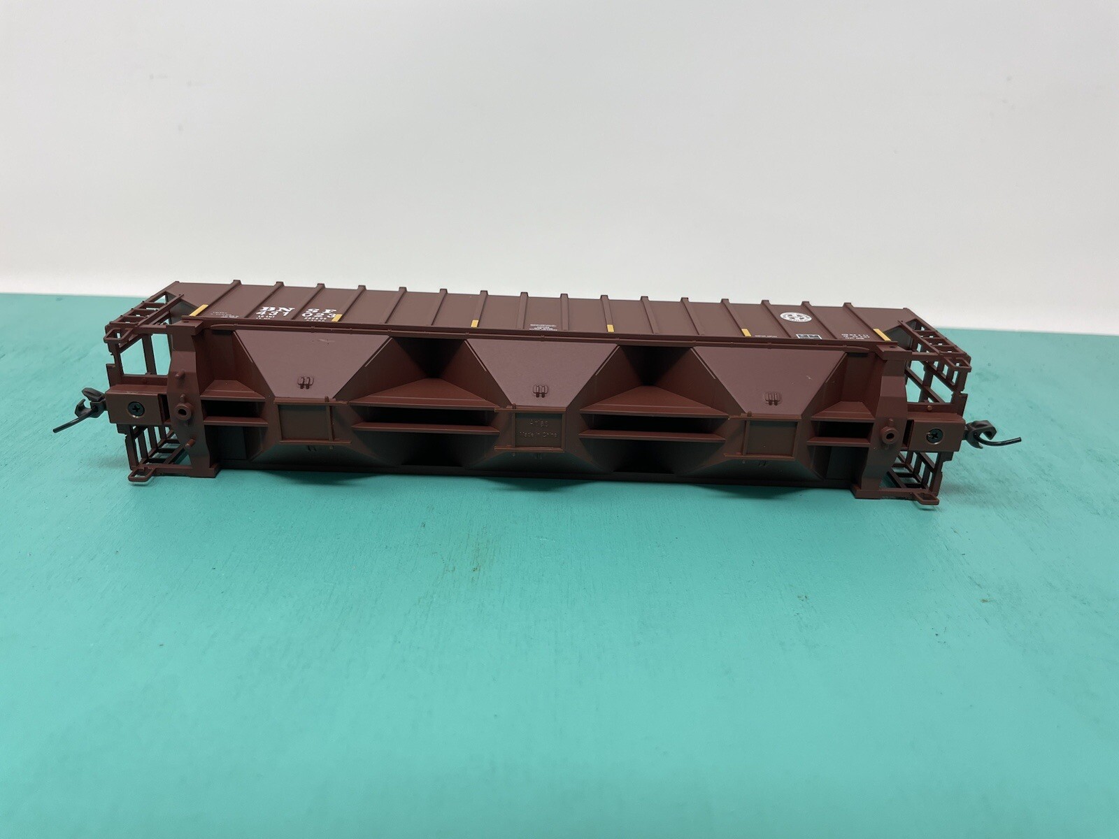 Atlas HO – 4750 Hopper – Missing Trucks No Package – BNSF