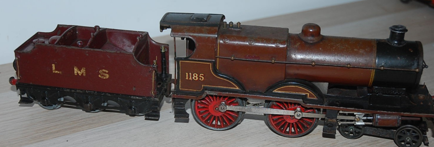 HORNBY O GAUGE CLOCKWORK COMPOUND LOCOMOTIVE AND TENDER IN RED LMS LIVERY