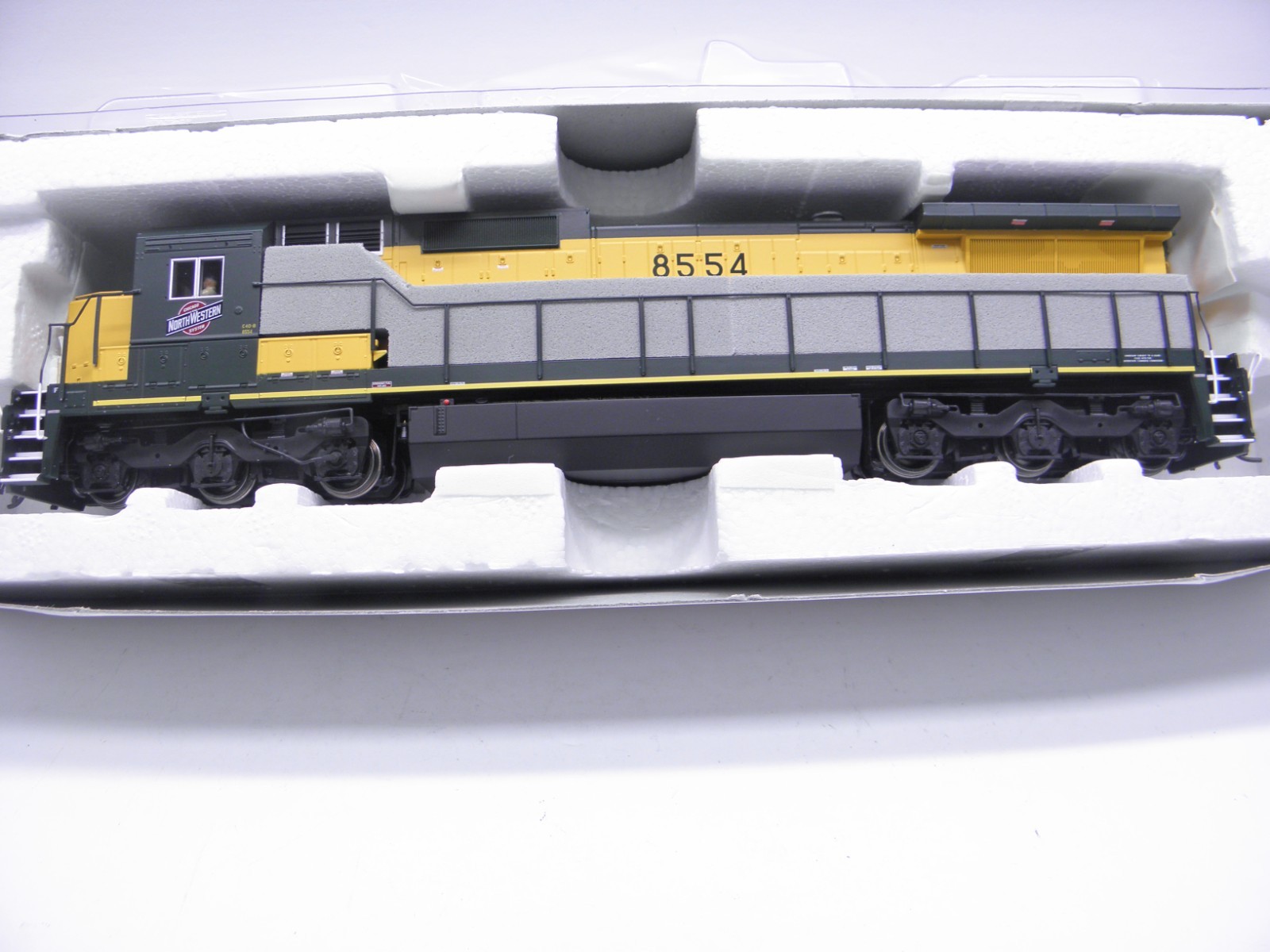 ATLAS MASTER SILVER DASH 8-40C LOCOMOTIVE – CNW #8554 HO SCALE – DCC PLUG