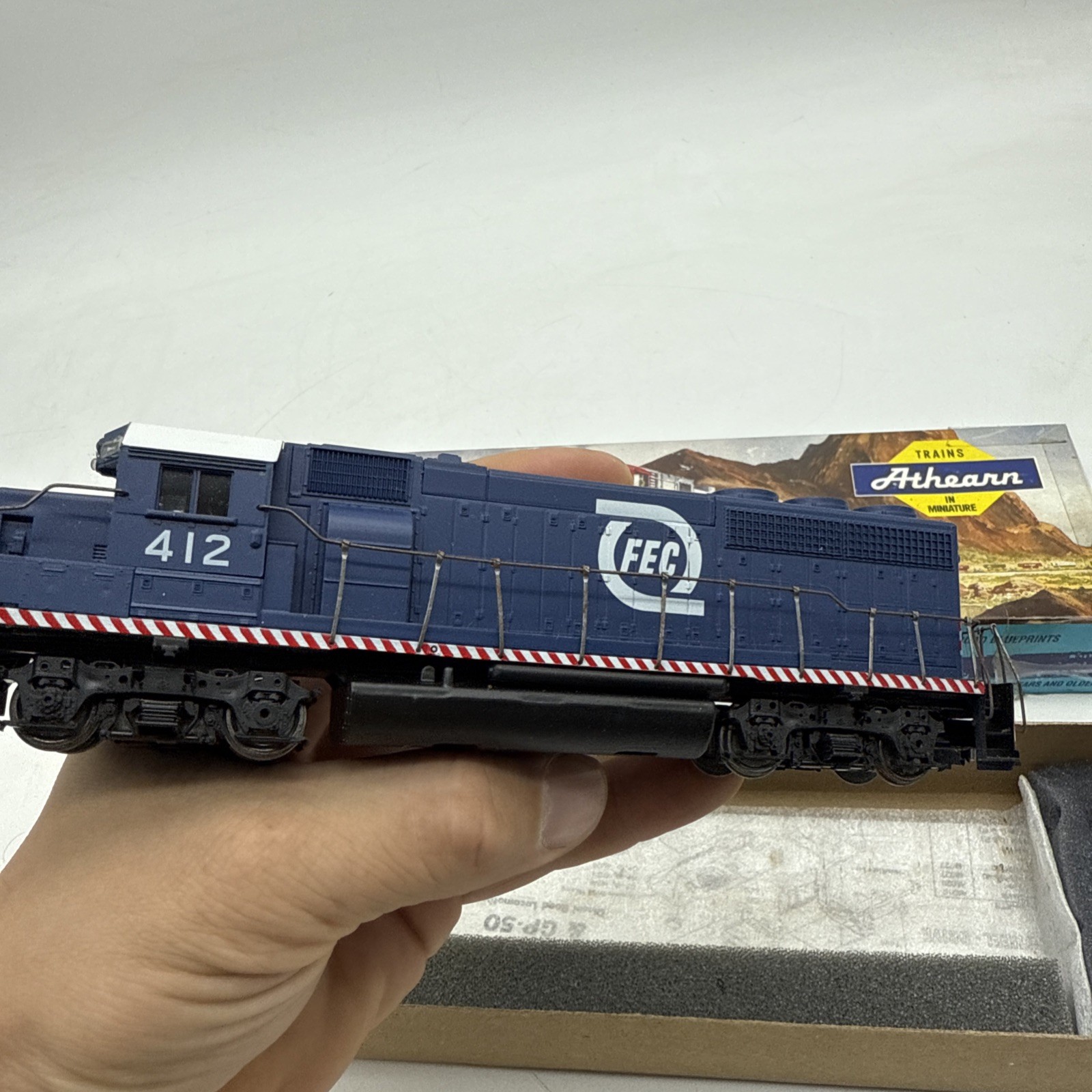 Athearn HO Scale GP 38-2 Diesel Florida East Coast #412 Powered Engine