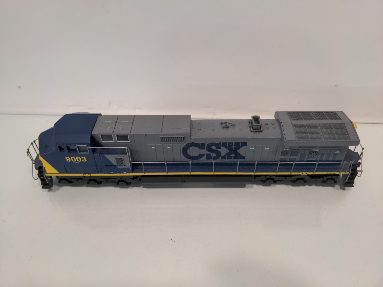 Athearn 4918 HO CSX C44-9W Powered Diesel Locomotive #9003 GE Dash 9-44CW Kadees