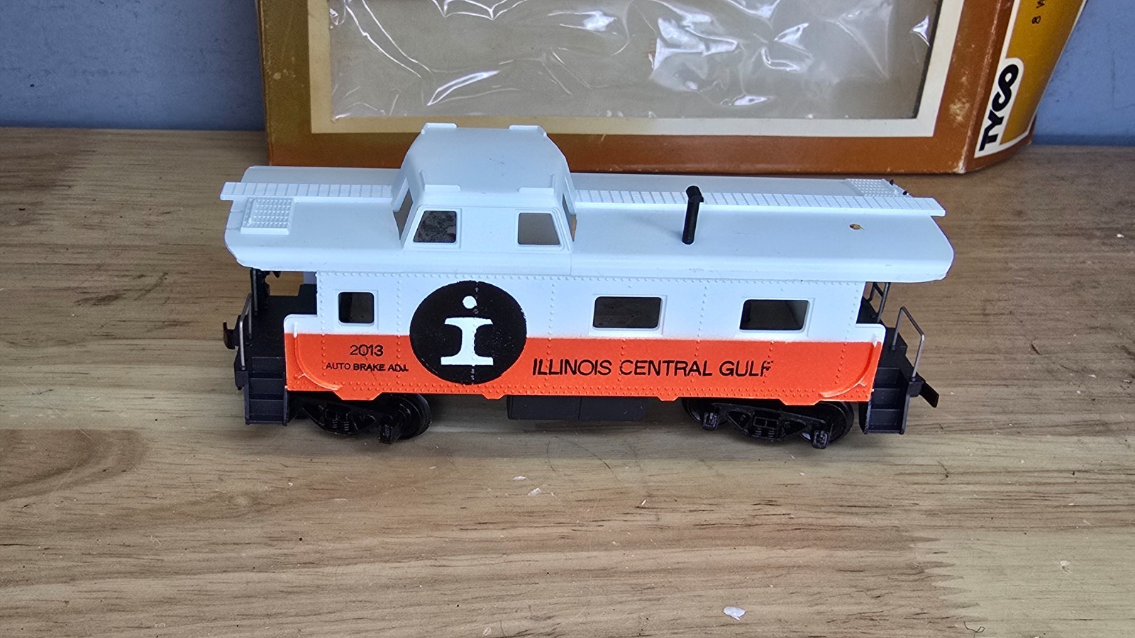 Tyco Illinois Central Gulf 8-Wheel Train Caboose ICG No. 327Z HO Scale with Box