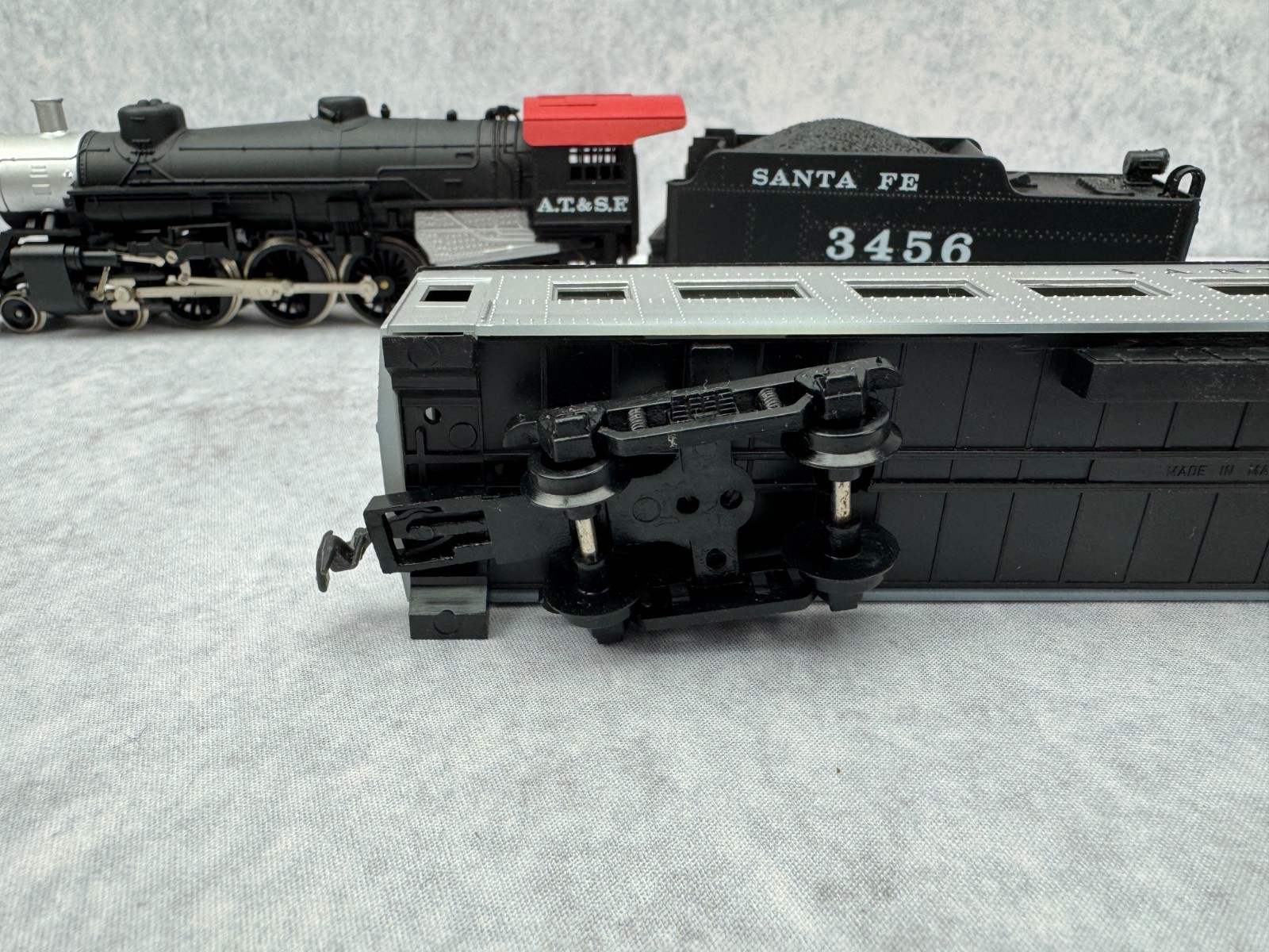 Model Power HO Santa Fe 3456 Pacific Steam Locomotive, 3 Passenger Cars & Track