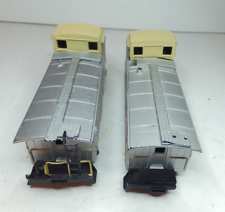 Hand-painted AHM HO RS-2 Diesel Locomotive, 2 Cabooses – Roco, Unbranded (DL076)