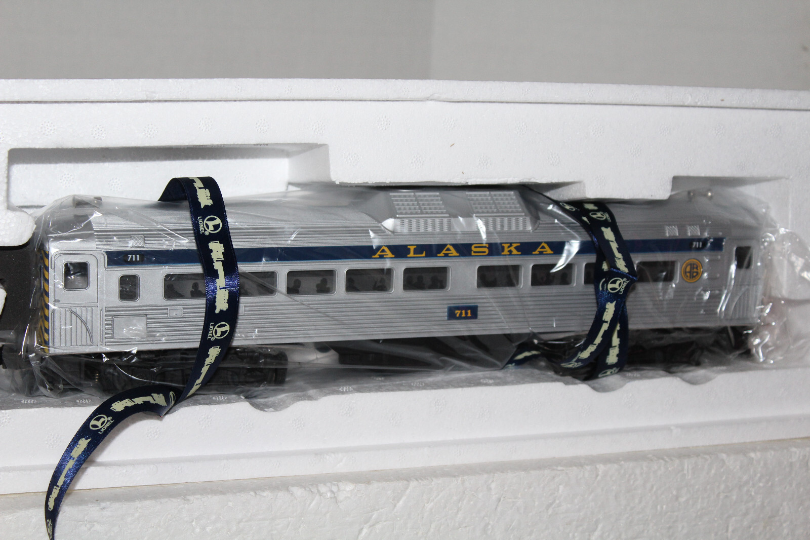 LIONEL #38428 ALASKA POWERED COACH CAR