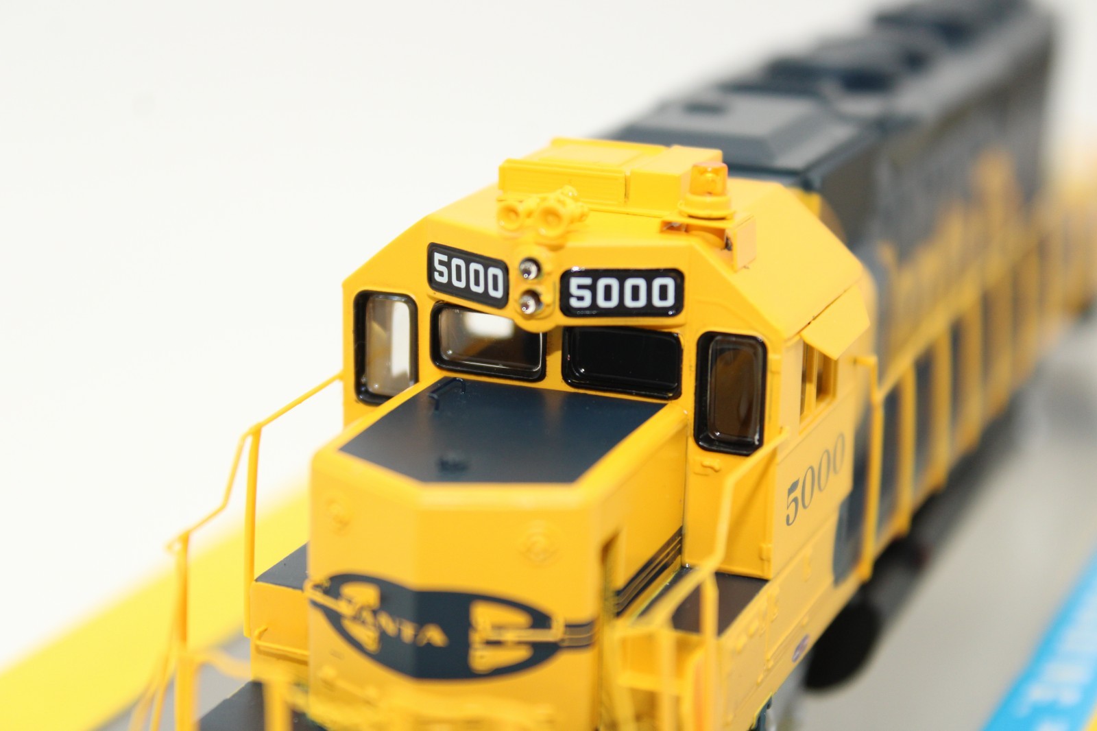 Athearn HO Scale ATSF Santa Fe EMD SD40 Diesel Locomotive #5000 NOS DCC Ready