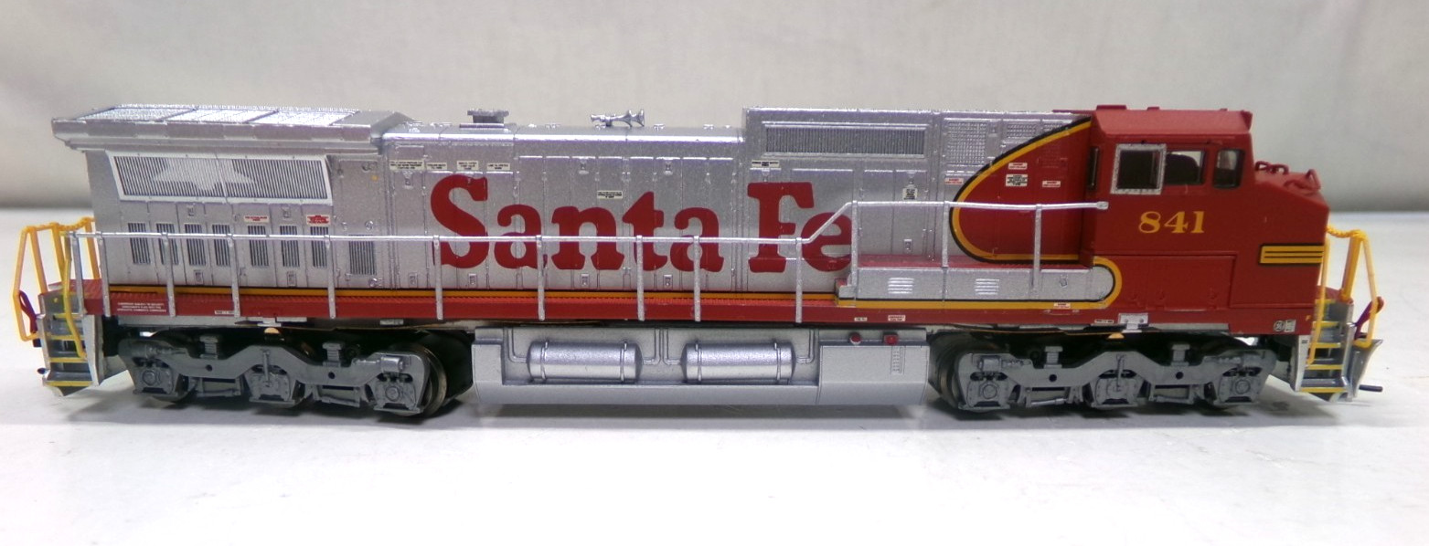 N scale Atlas Santa Fe Dash 8-40CW diesel engine in original box (lot N 107)