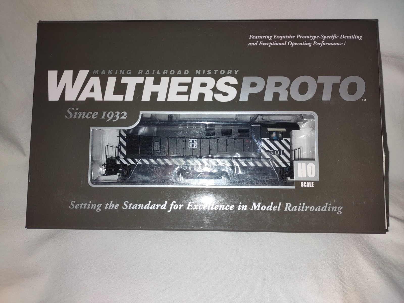 Walthers 47825,FM H10-44,Zebra SantaFe #501 (DCC 8-Pin Motherboard w/LED) NIB