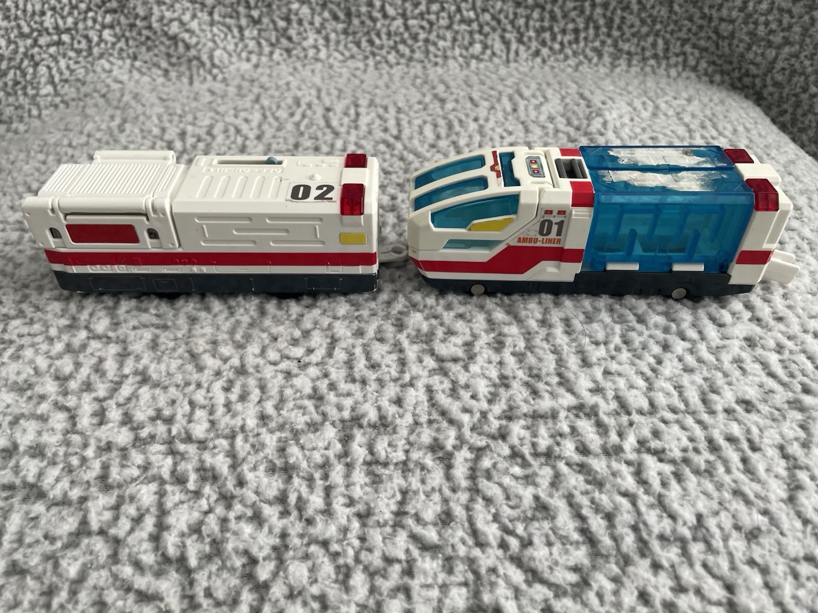 TOMY Plarail Hyper Guardian Ambu-Liner HGS-04 Train Cars 01 &02 White Red 2008