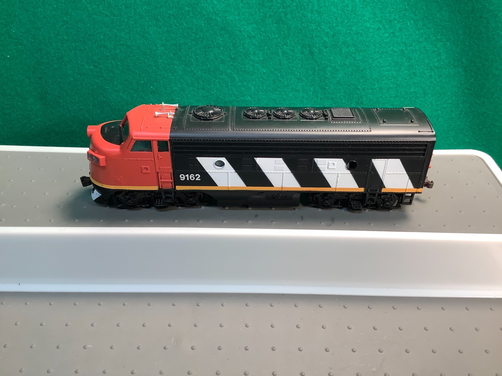 Vintage Bachman HO Scale CN #9162 Diesel Locomotive