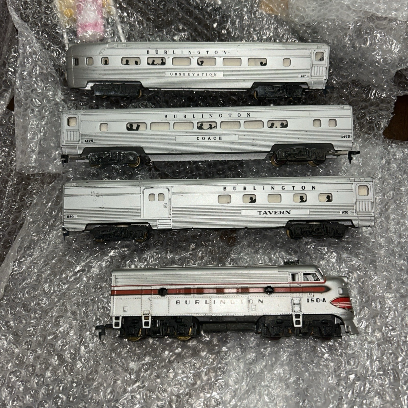 Lionel Passenger Burlington Cars And Locomotive. Untested