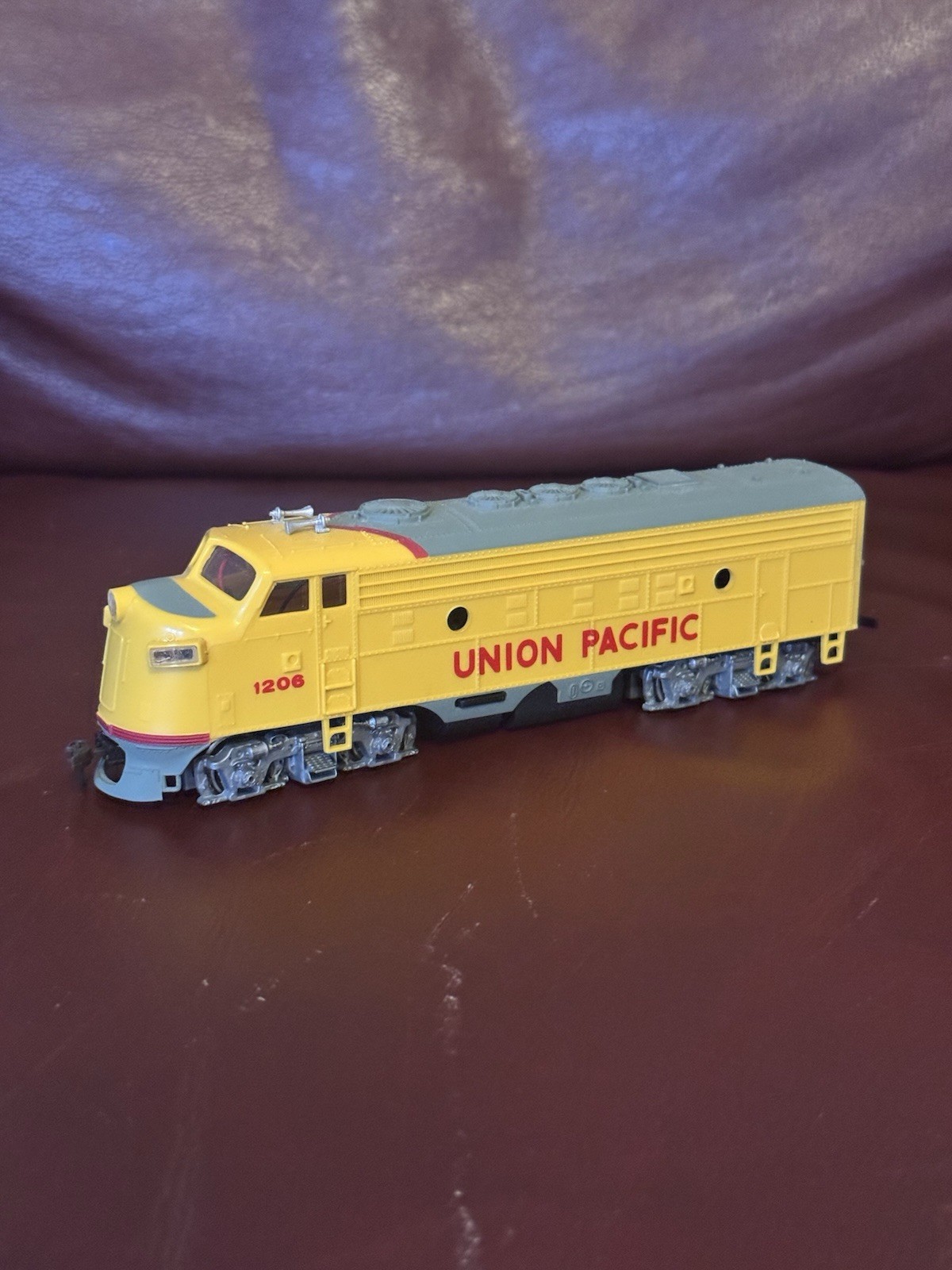 Bachmann HO Scale Union Pacific 1206 Locomotive • Classic UP Yellow & Gray