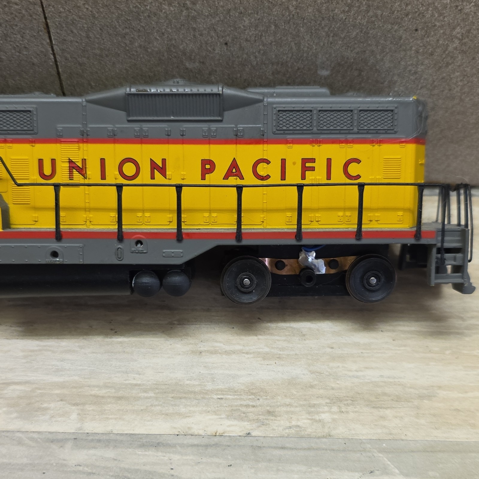 Walthers Union Pacific HO Diesel Locomotive No. 287 Yellow Gray Analog No Box