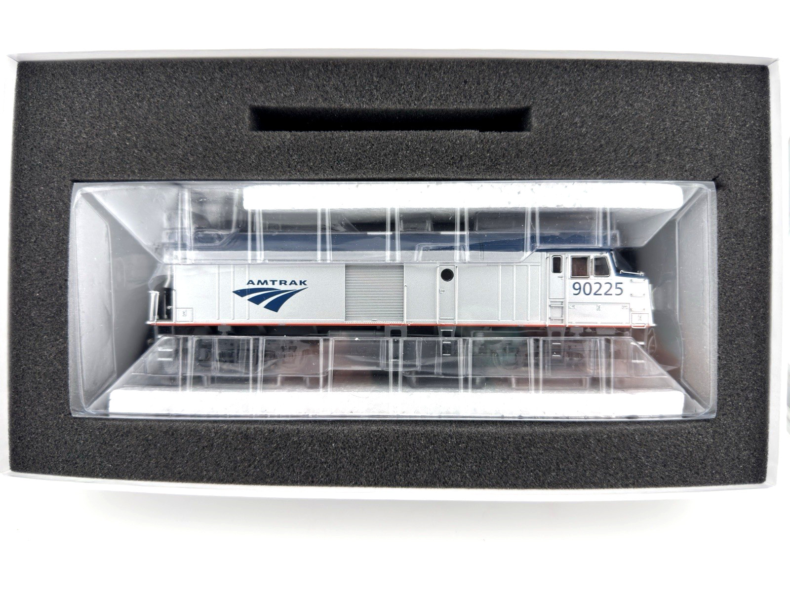 Rapido 81518 HO Scale Amtrak F40/NPCU Phase V Locomotive Road #90225 *DCC/Sound*
