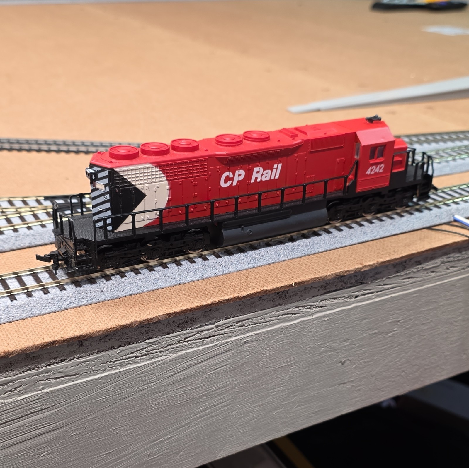 Model Power HO Alco SD40 CP Rail 4242 Diesel Locomotive DC Analog