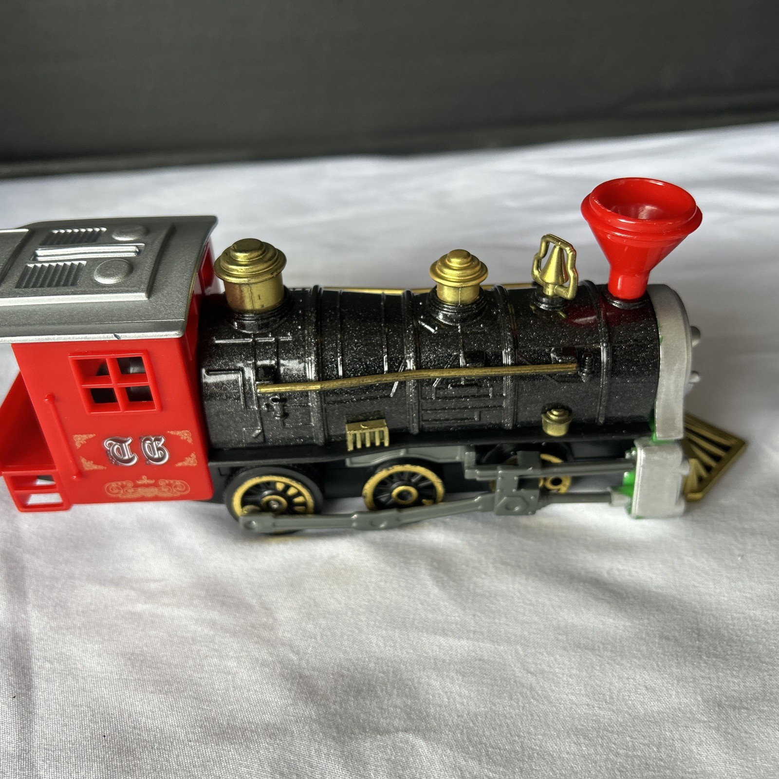 Vintage ToySmith 7042 Pull Back Train Locomotive Toy Red Black Gold 08/13/325