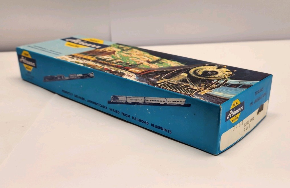ATHEARN HO C &O U30C POWERED DIESEL LOCOMOTIVE 3310 UNBUILT B6