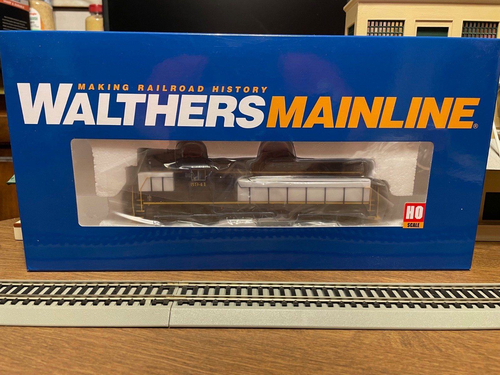 910-20493 Chesapeake & Ohio GP9 #5941 w/ESU Sound & DCC.