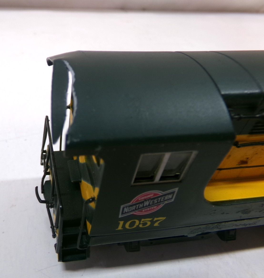 HO gauge Walthers Chicago & North Western diesel engine (lot A8072)