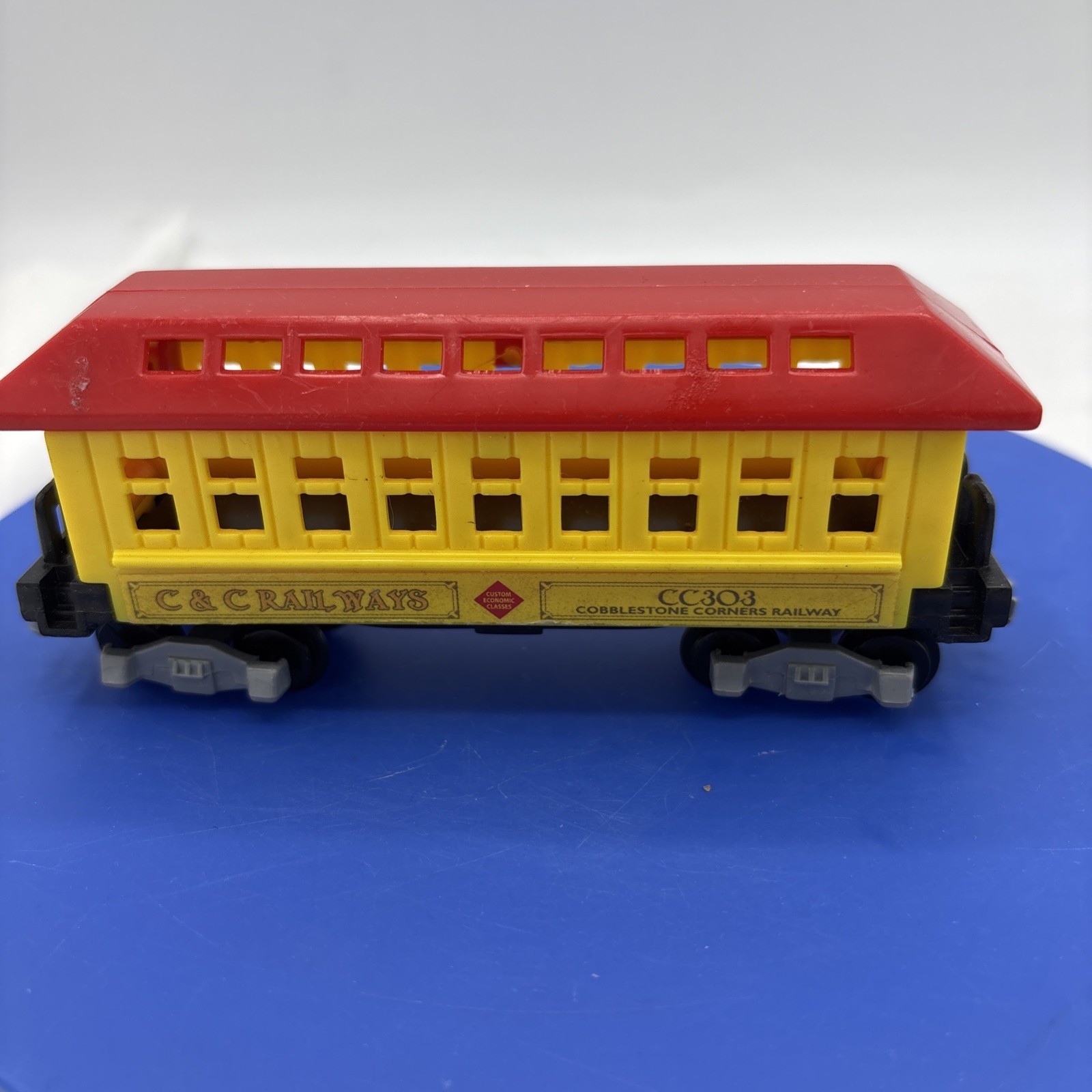 C&C Railways CC303 – HO Scale – Red & Yellow Train Car