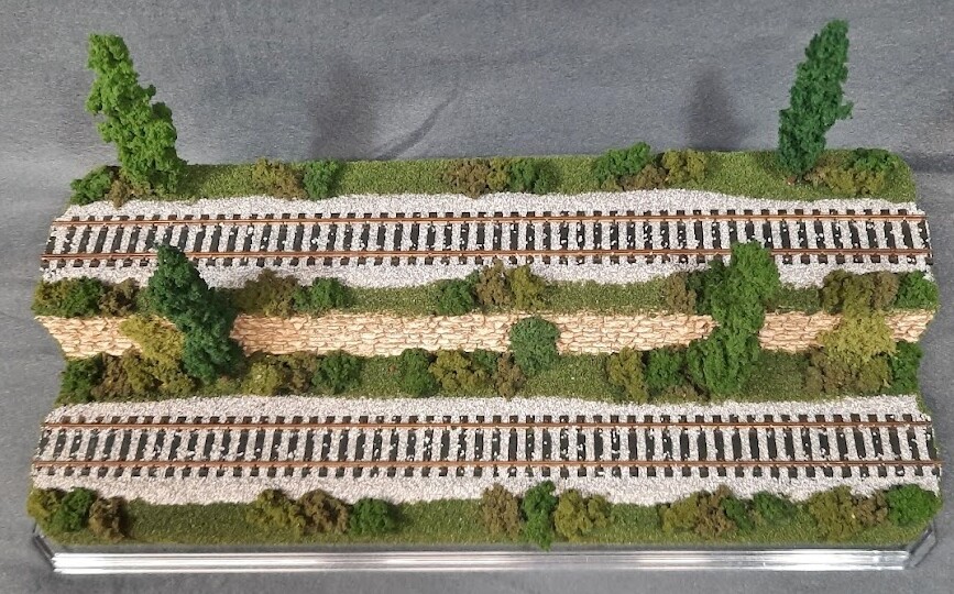 HO SCALE 16″ 2-LEVEL/2 TRACK “SUMMER SCENE” -DISPLAY CASE- FOR ANY HO TRAIN