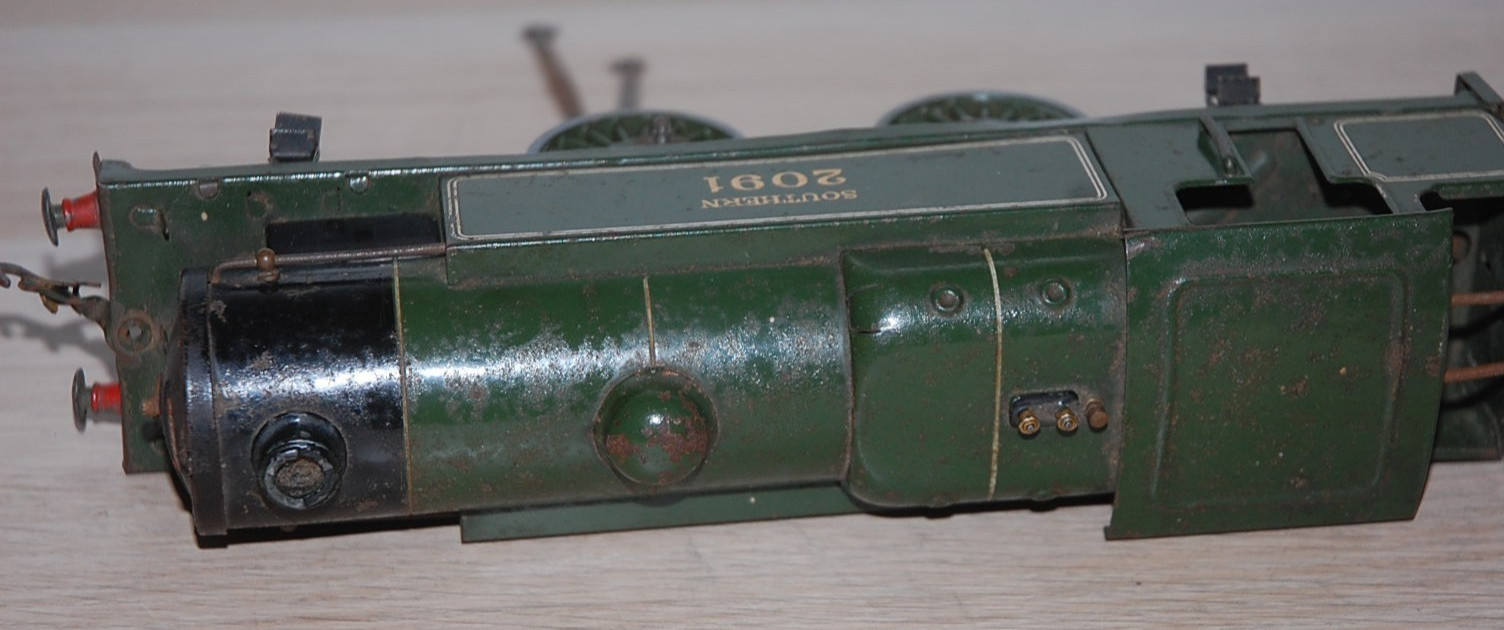 HORNBY O GAUGE CLOCKWORK No 2 SPECIAL TANK LOCOMOTIVE IN S R GREEN LIVERY