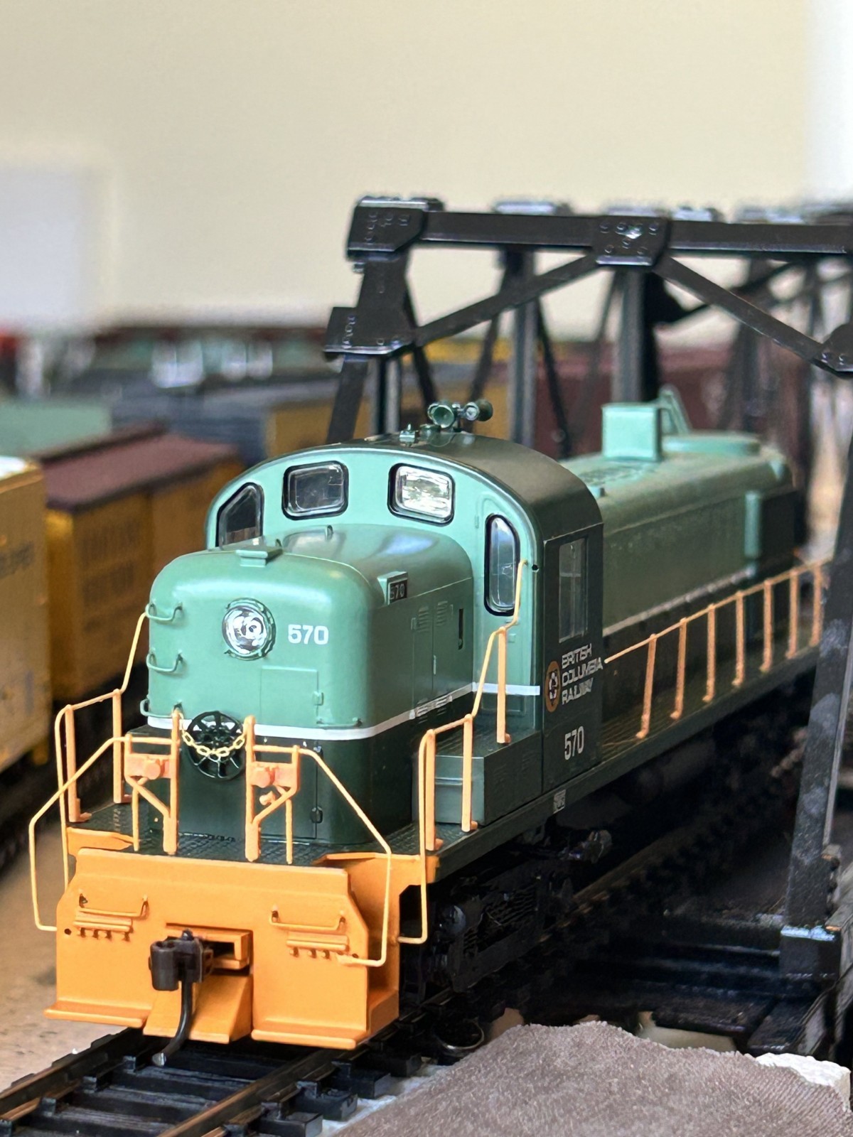 BRITISH COLUMBIA RR – ALCO RS3 ROAD SWITCHER LOCO DC/DCC Ready HO Scale NEW OPEN